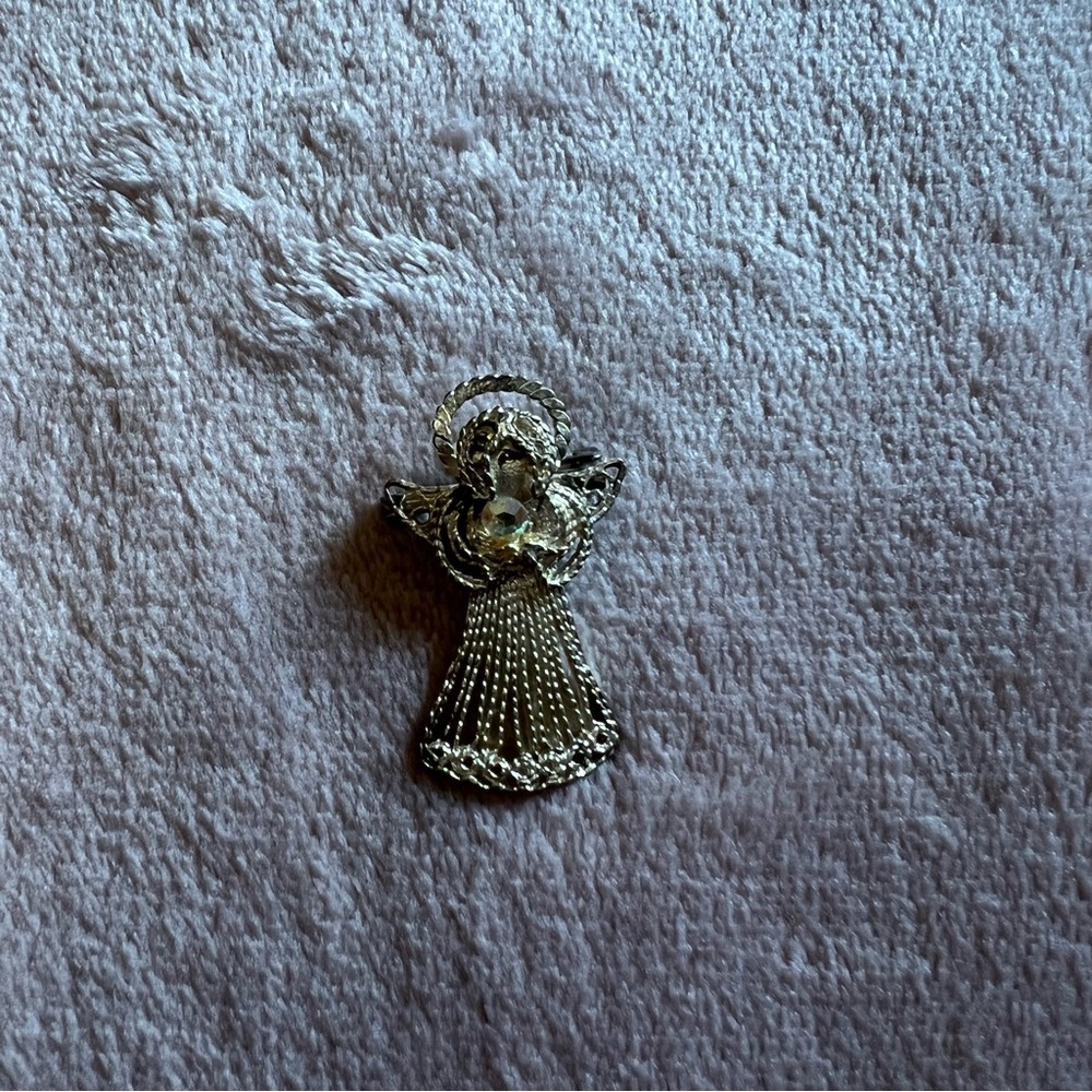 Vintage brooch 🌸